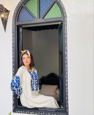 Tenues marocaines traditionnelles: l’élégance de caftans et djellabas pour femmes